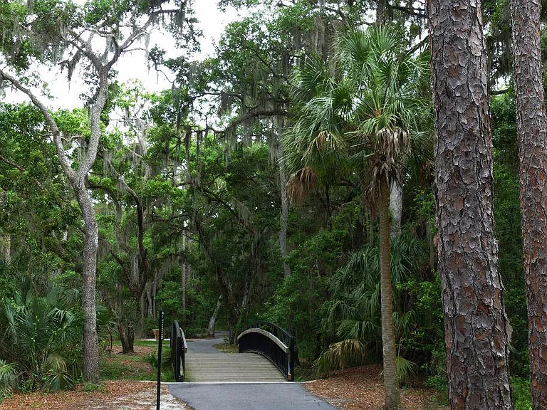 Walking distance to the 55-acre wooded Conservatory Park, which has a picnic pavilion with restrooms. A nature and paved loop trail curve past an observation deck on a 10-acre lake.