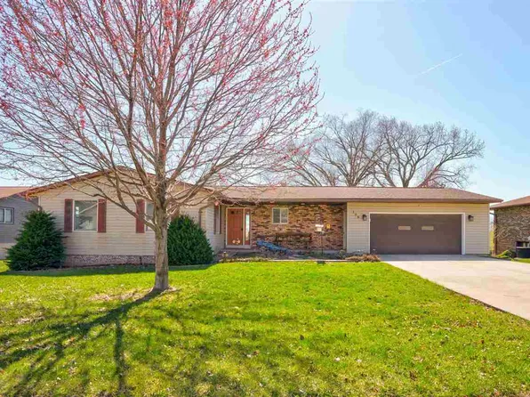109 Fairview Dr, Wellman, IA 52356
