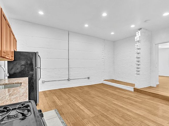 4th image of 160-162 University Ave #1