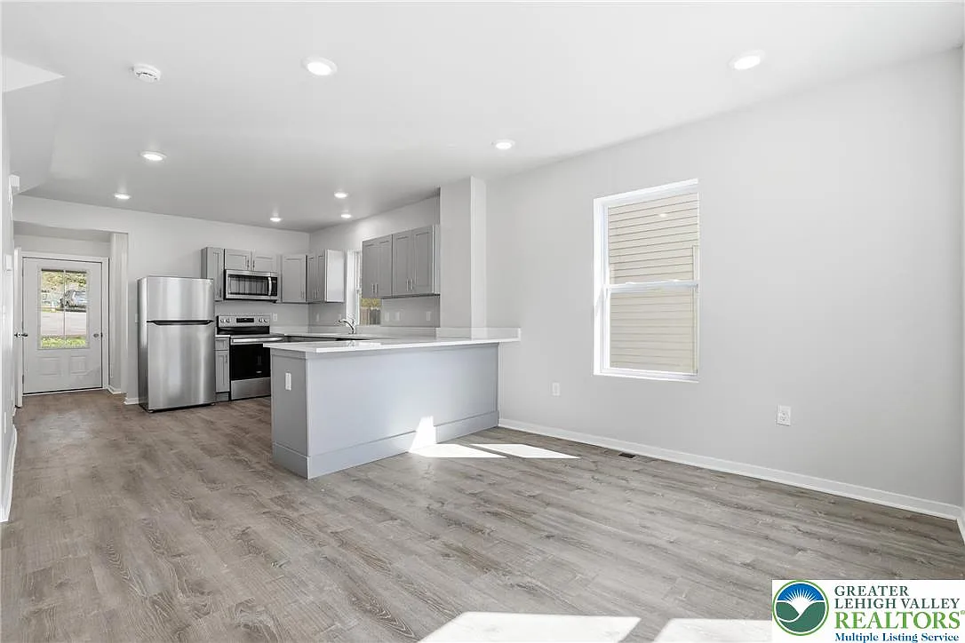 Building Photo - 1065 Bushkill Dr