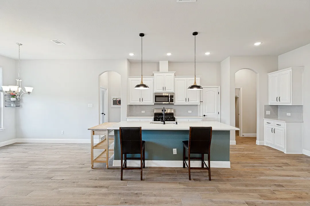 3 bed, 1978 sqft, $2,300 — Photo 2