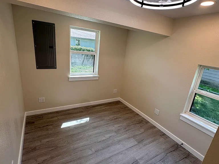1388 N Vinita Ave — Photo 10