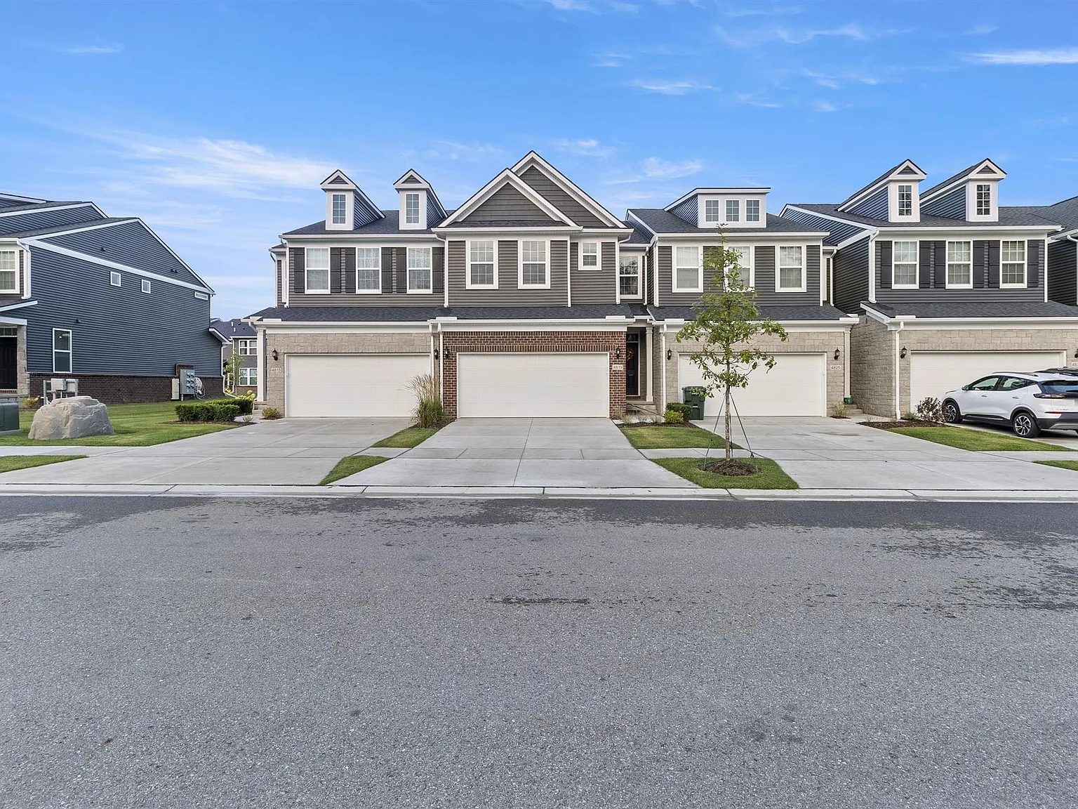3 bed, 2.5 bath, 1960 sqft, $3,000 — Photo 3