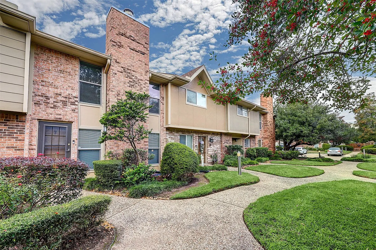 Photo 1 of 9 - 2513 Bering Dr #7 - Houston, TX Primary Photo - 2513 Bering Dr #7
