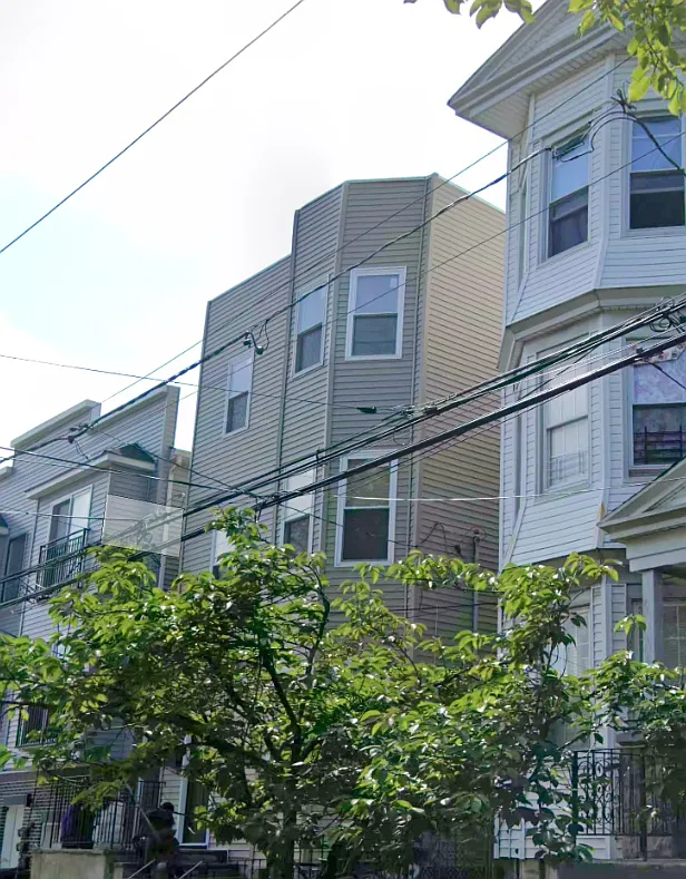 4 bed, 1000 sqft, $2,700 — Photo 1
