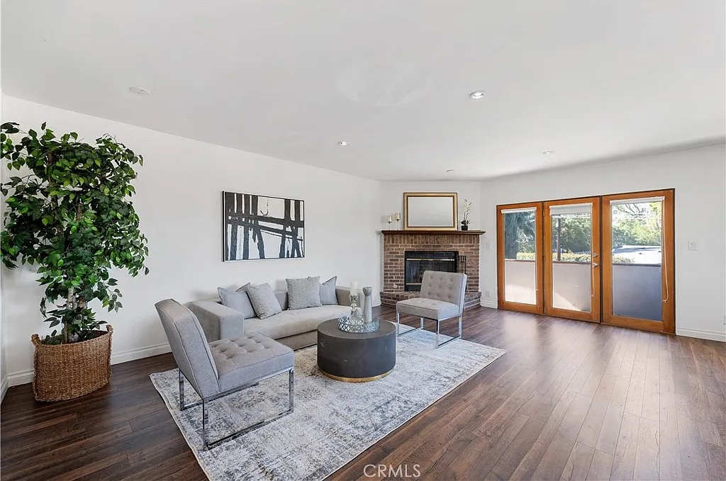 4 bed, 2510 sqft, $7,999 — Photo 4