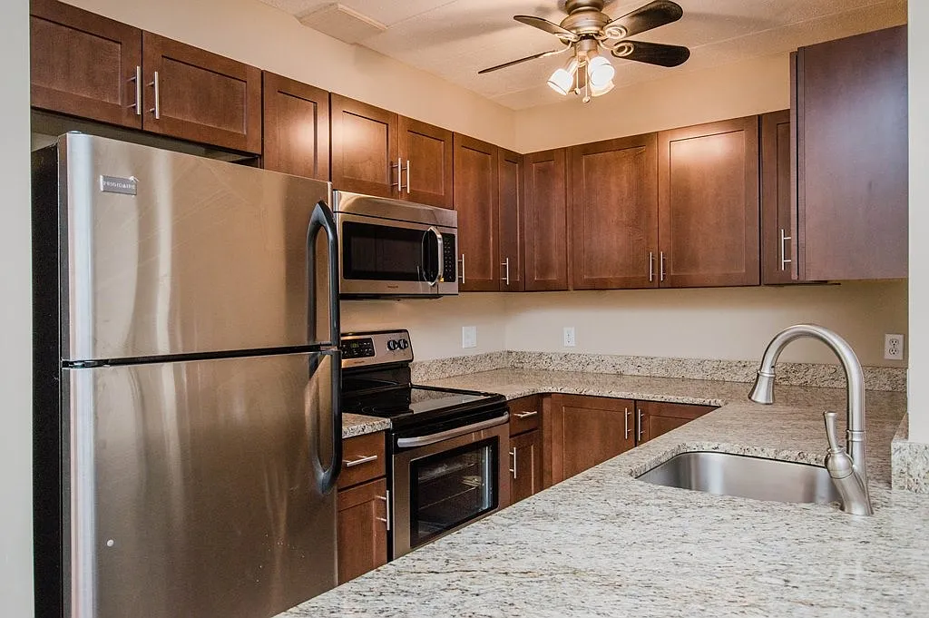 2 bed, 1.5 bath, 950 sqft, $2,500 — Photo 2