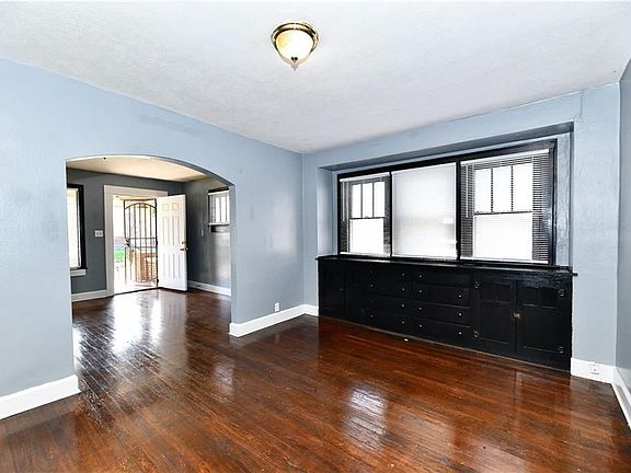 4th image of 810 N Bradley Ave