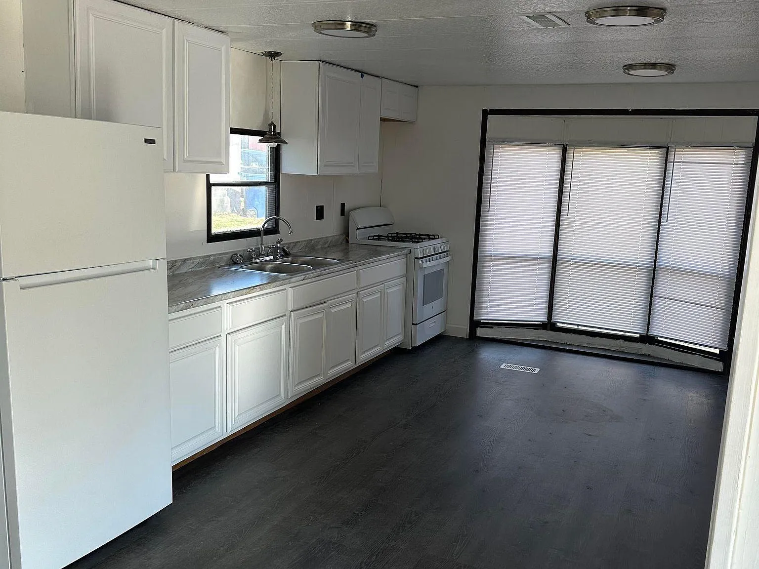 2 bed, 924 sqft, $1,000 — Photo 3