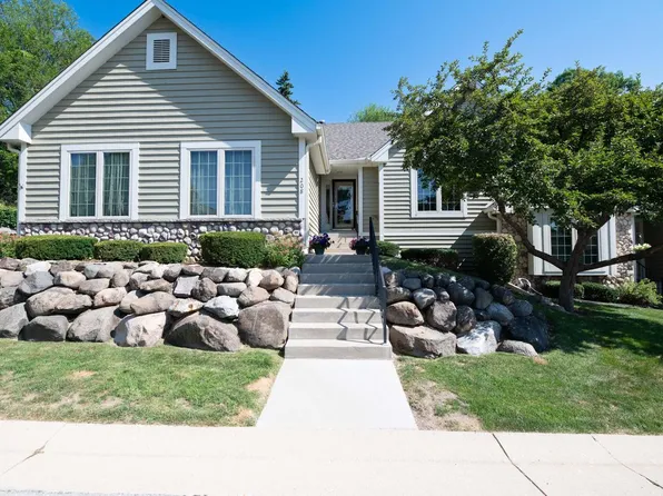 208 Endfield CIRCLE, Waukesha, WI 53186