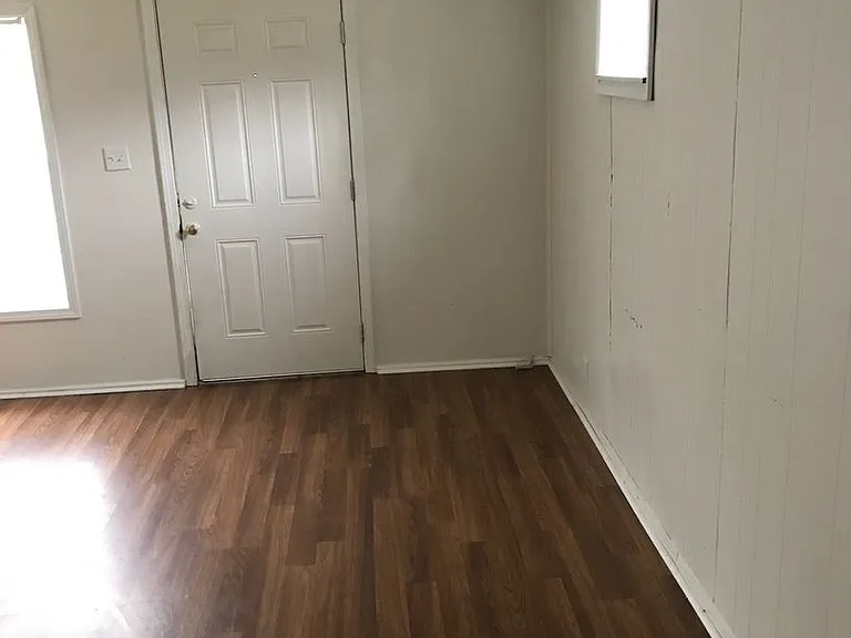 1317 Valley Ln — Photo 3