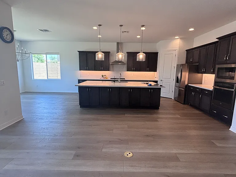 2314 W Rowel Rd — Photo 3