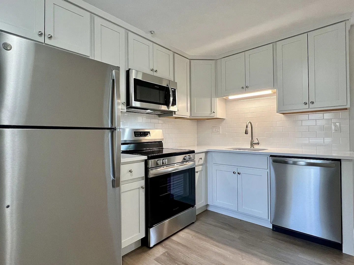Imperial Apartments - Your Newly Renovated Luxury 1 Bed/1 Bath Home! — Photo 2