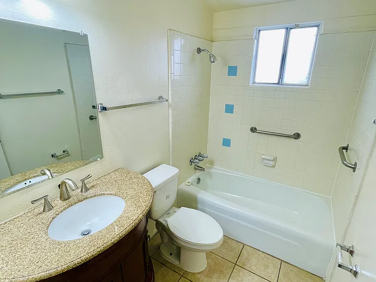 3031 E Blacklidge Dr — Photo 4