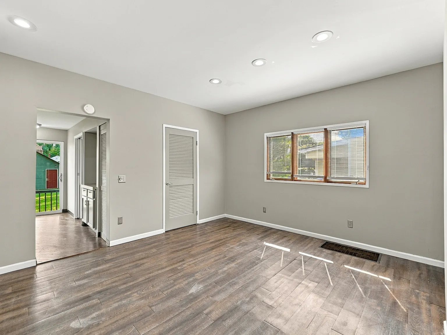 3 bed, 2.0 bath, 1872 sqft, $2,300 — Photo 4