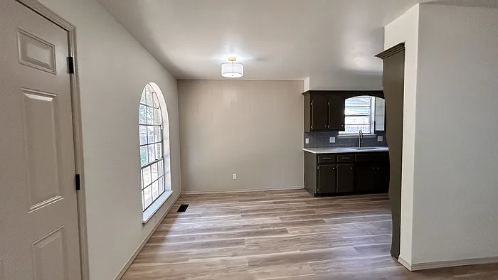 726 Garden Grv — Photo 8