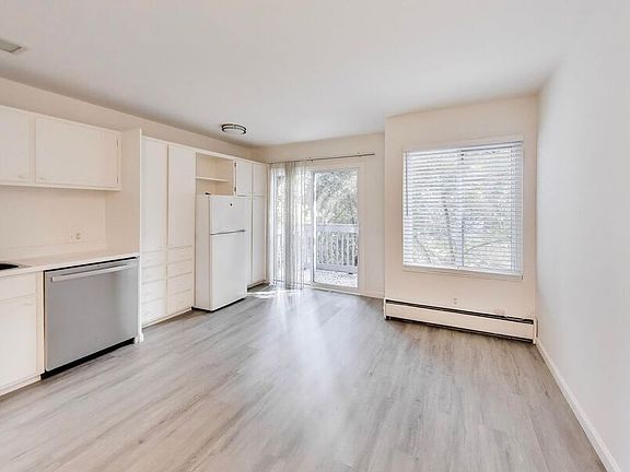 4th image of 17 Devonshire Blvd #3
