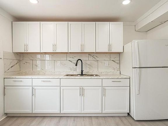 5th image of 33059 Alanson St