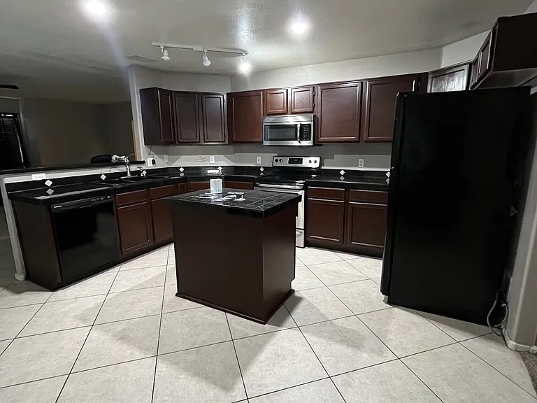 9014 W Port Au Prince Ln — Photo 5