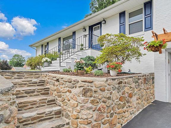 3rd image of 5227 N Garden Ln