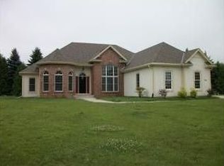 208 Kummrow Ct, Wales, WI 53183