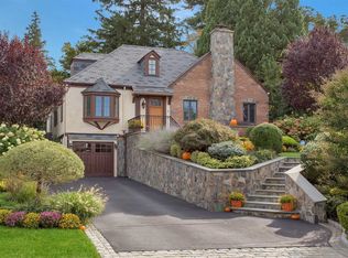 56 Great Oak Rd, Manhasset, NY 11030