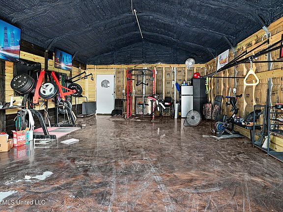 4th image of 9816 Briarcliff Dr