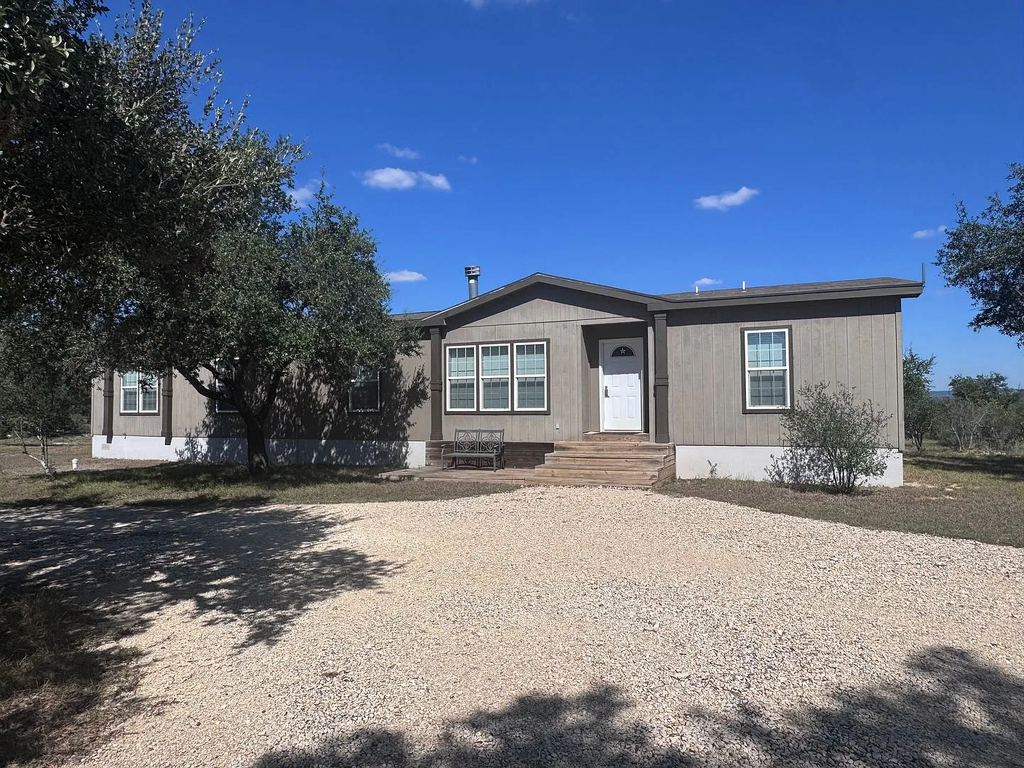 Hill Country Retreat on Acreage in Bandera — Photo 2