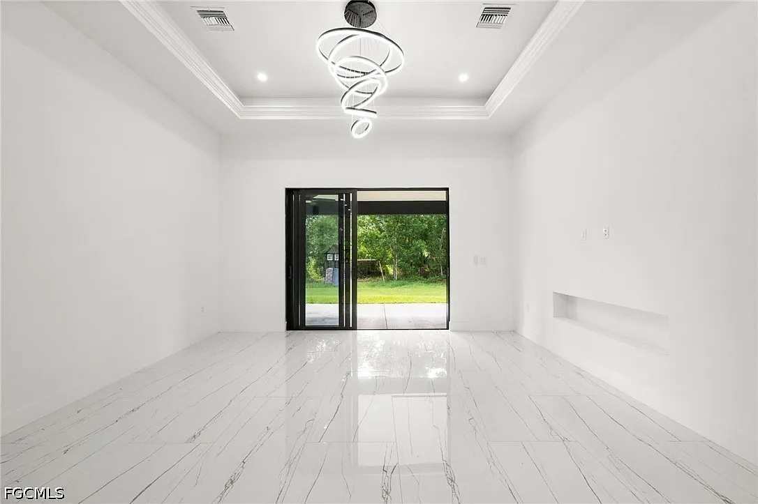 3 bed, 2.0 bath, 1734 sqft, $2,350 — Photo 2