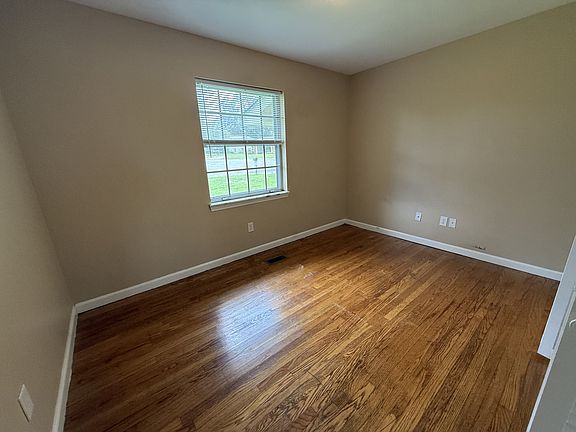 4th image of 1625 Green Hills Dr