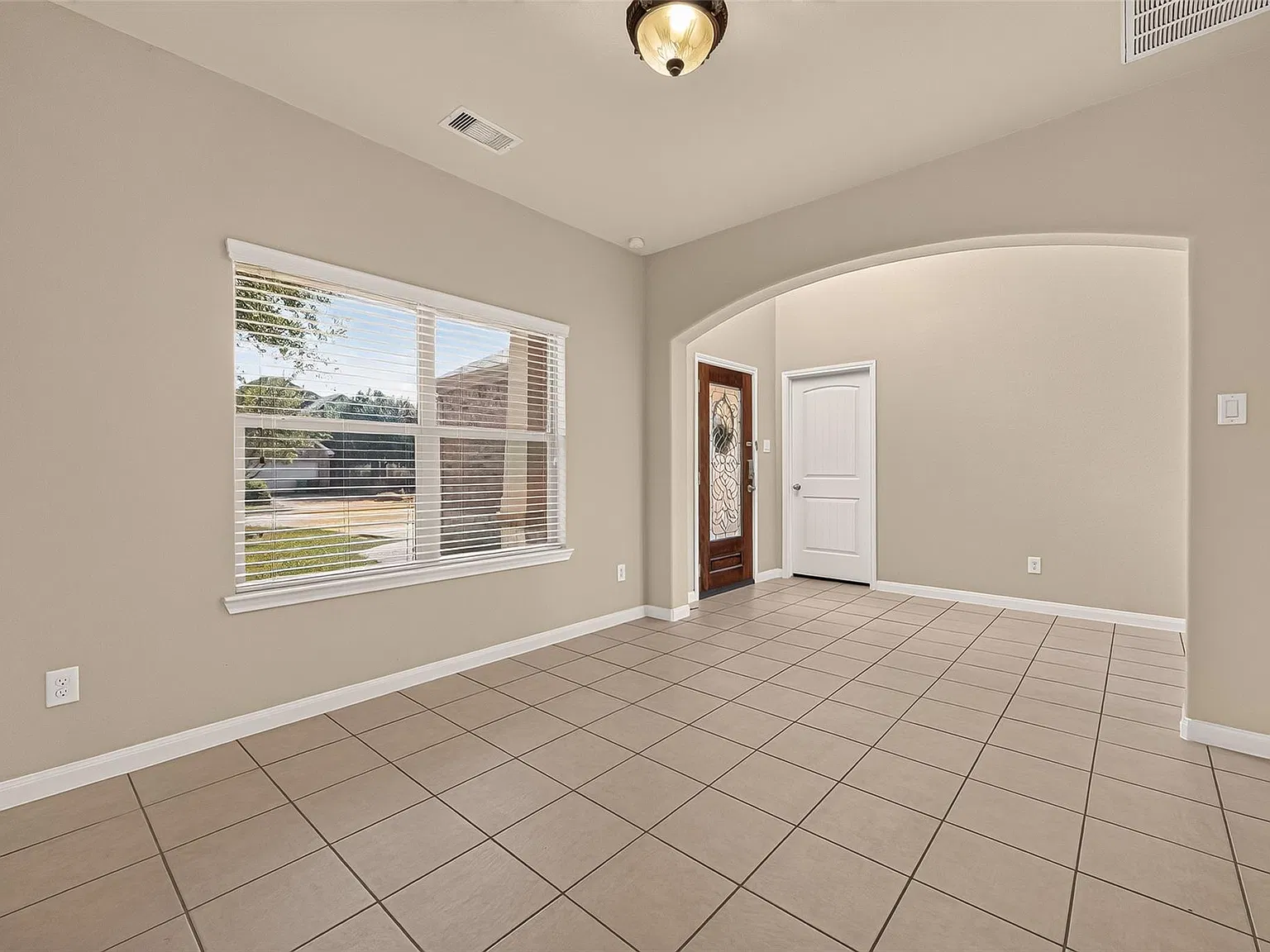 4 bed, 3.5 bath, 2700 sqft, $2,600 — Photo 2