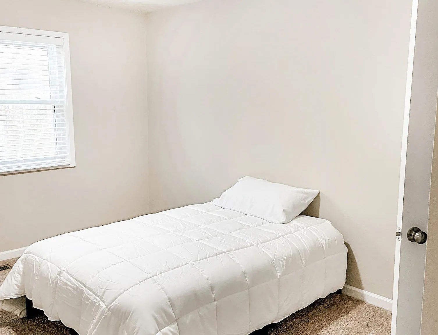 4 bed, 3.0 bath, 1380 sqft, $776 — Photo 1