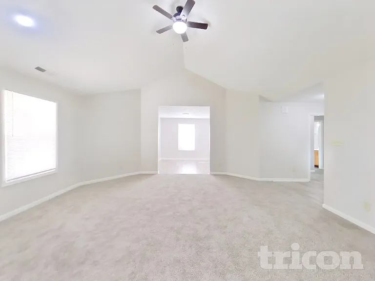 910 S Shore Ct — Photo 3