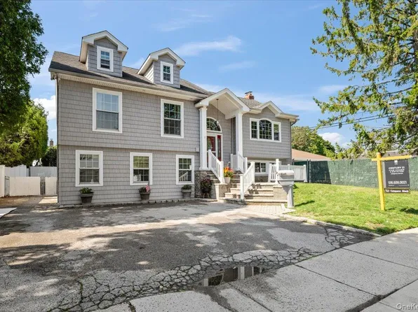 16 Taft Avenue, Bethpage, NY 11714