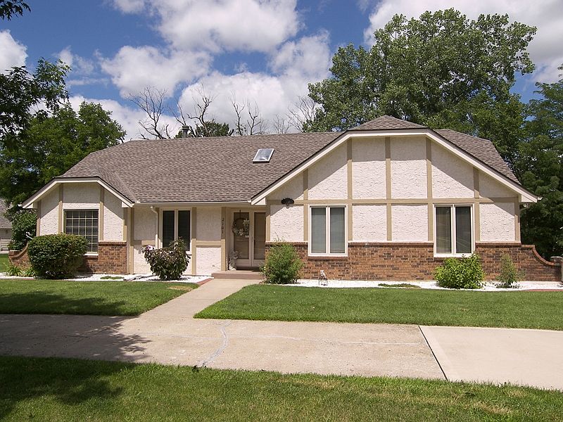 1st image of 2101 Nw Fawn Drive