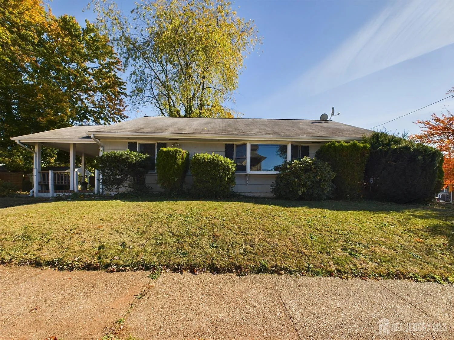 834 Amboy Ave photo 1