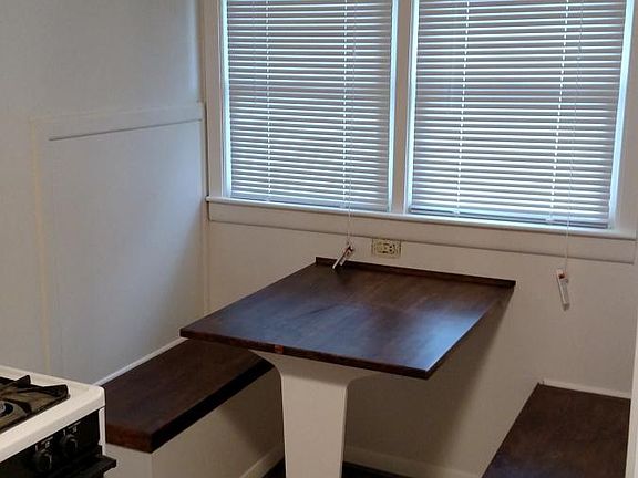 Kitchen table built in