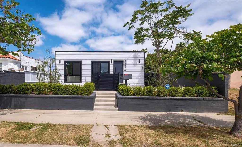 2 bed, 900 sqft, $3,300 — Photo 1