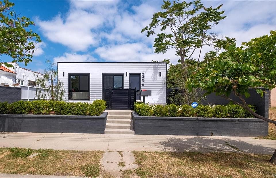 1st image of 24676 Woodward Ave