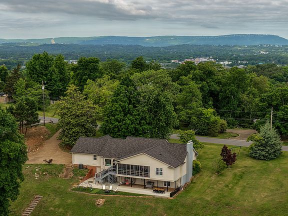 3rd image of 908 Harris Ln