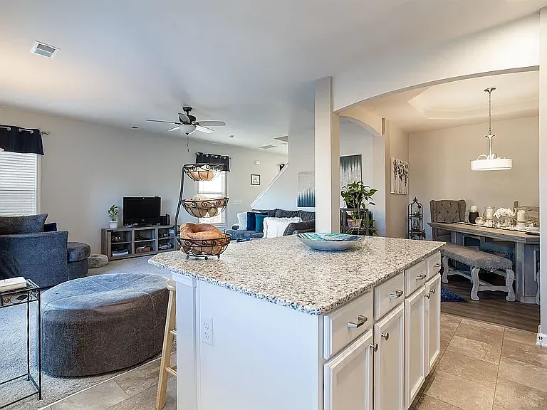 3 bed, 2.5 bath, 1795 sqft, $2,300 — Photo 4