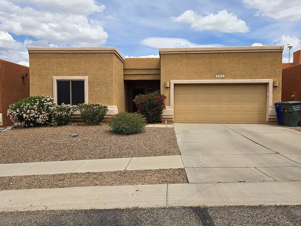 Front of the home. Spacioius 2 car garage with driveway parking . No overnight street parking.