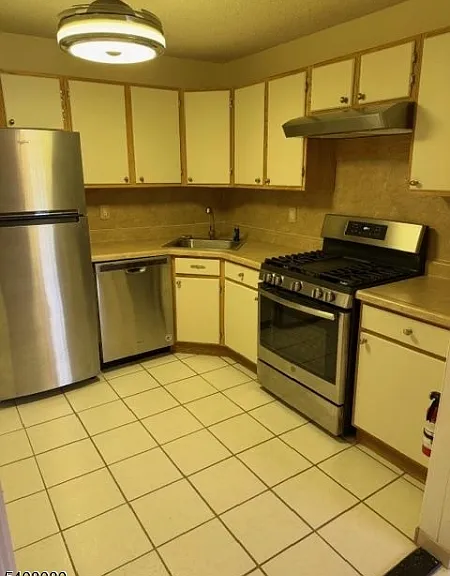 540 Holly Ct — Photo 6