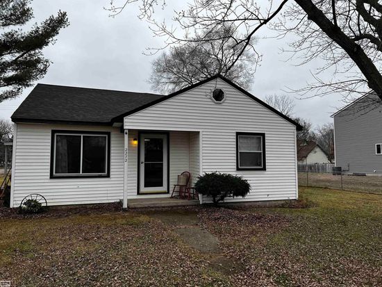 2272 Collins Ave, Shelby Township, MI 48317