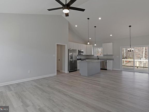 3rd image of 15 Larimar Ln