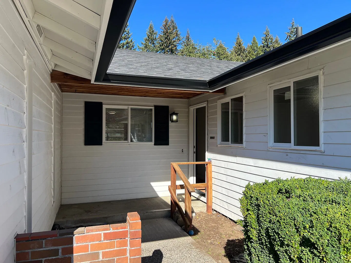 Remodeled Single Level Home On Huge 1/4 Acre Lot For Rent - 14520 Ne 74th St — Photo 2