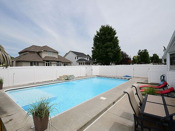 4th image of 9328 Benziger Dr
