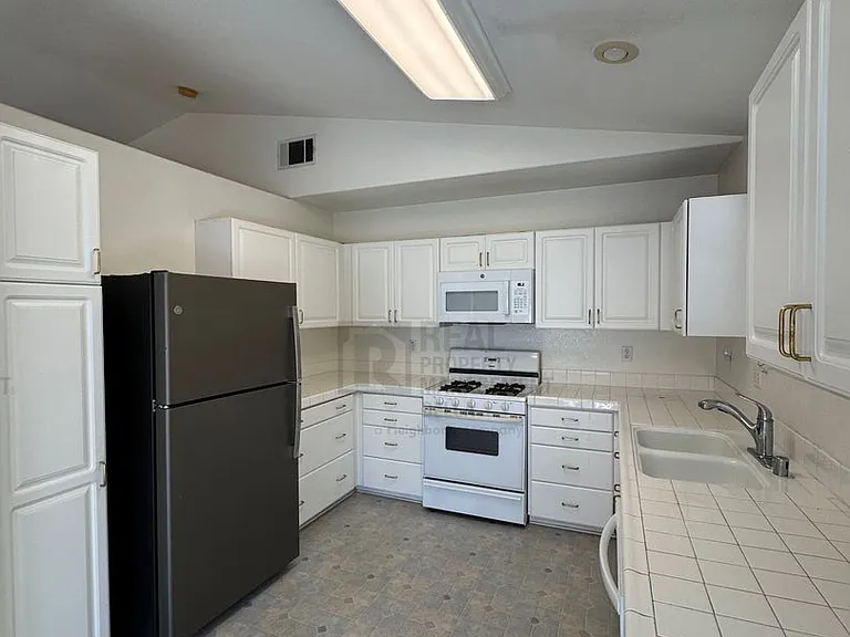 1266 Euclid St — Photo 8