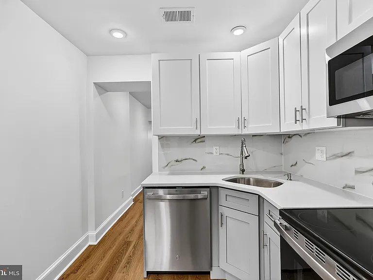 1821 E Oakdale St — Photo 13