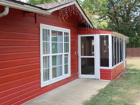 310 E 3rd St, Broken Bow, OK 74728